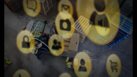 trabajadores de almacén manejando cajas con iconos de logística animación sobre la escena