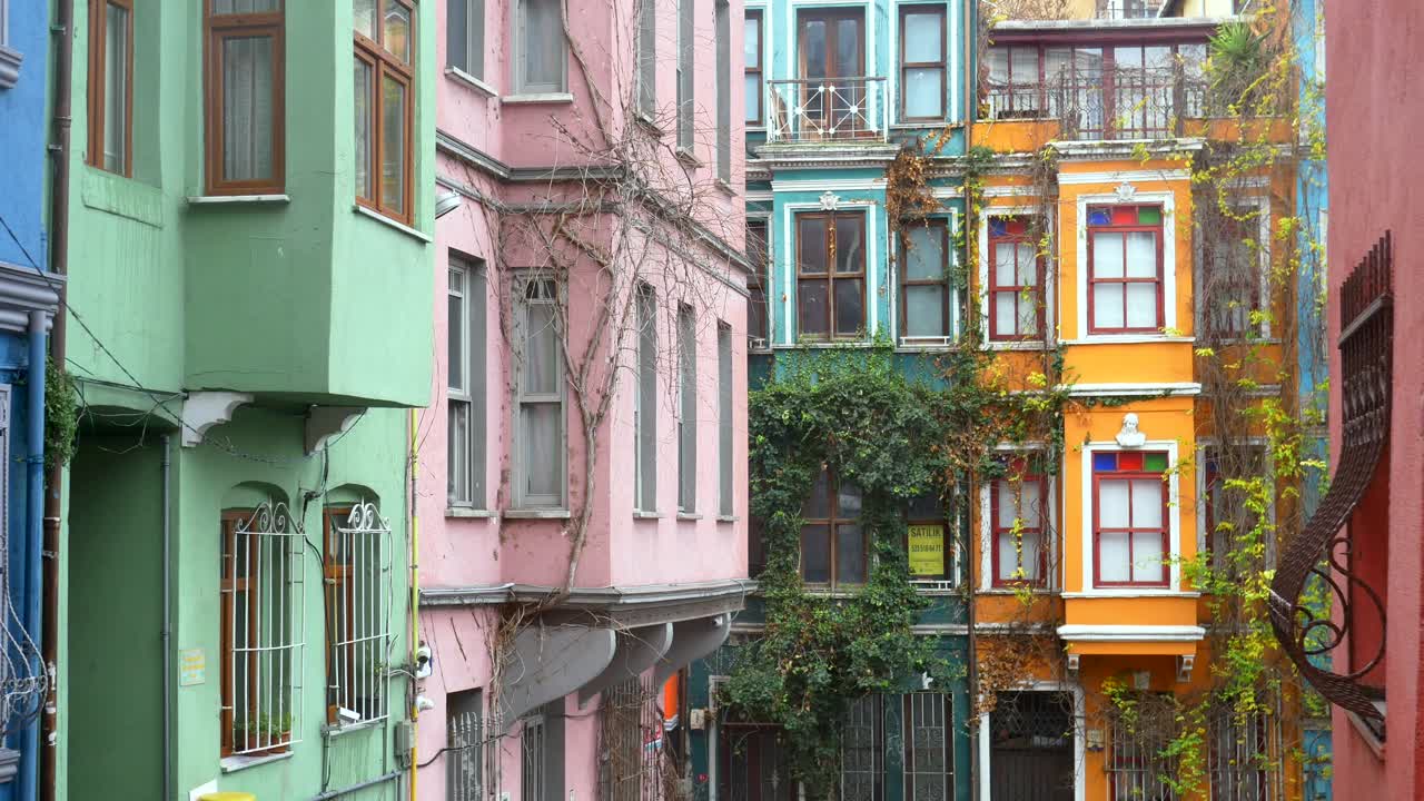 edificios coloridos en una estrecha calle de estambul