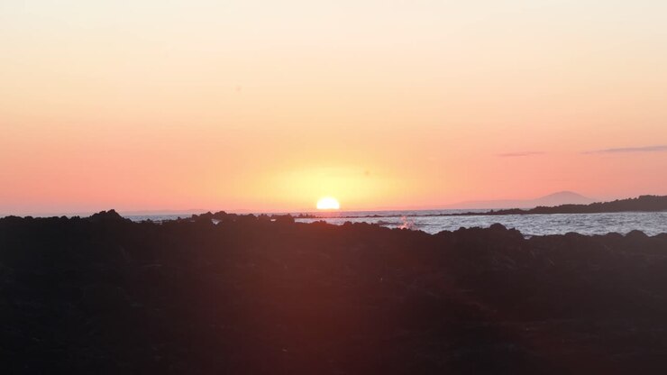 Il sole che sorge sull'oceano in Victoria, Australia.