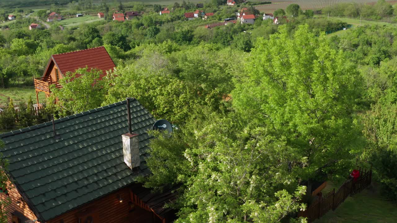 toma de revelación aérea tirando hacia arriba para mostrar un vecindario rural tranquilo en un día brillante