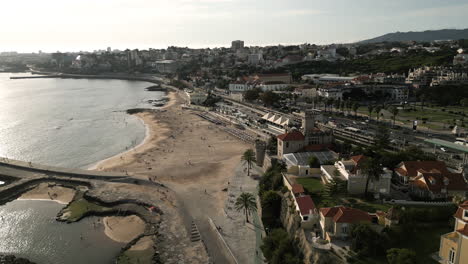 Breiter-Drohnenschuss,-Der-Den-Strand-Und-Die-Burg-In-Lissabon,-Portugal,-Enthüllt