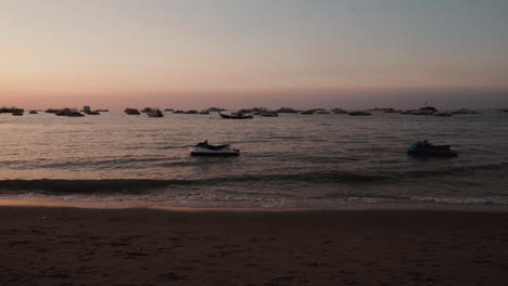 Niemand,-Keine-Leute,-Jetski-Am-Meer,-Strand-Von-Pattaya,-Meer,-Kleine-Welle,-Sonnenuntergang