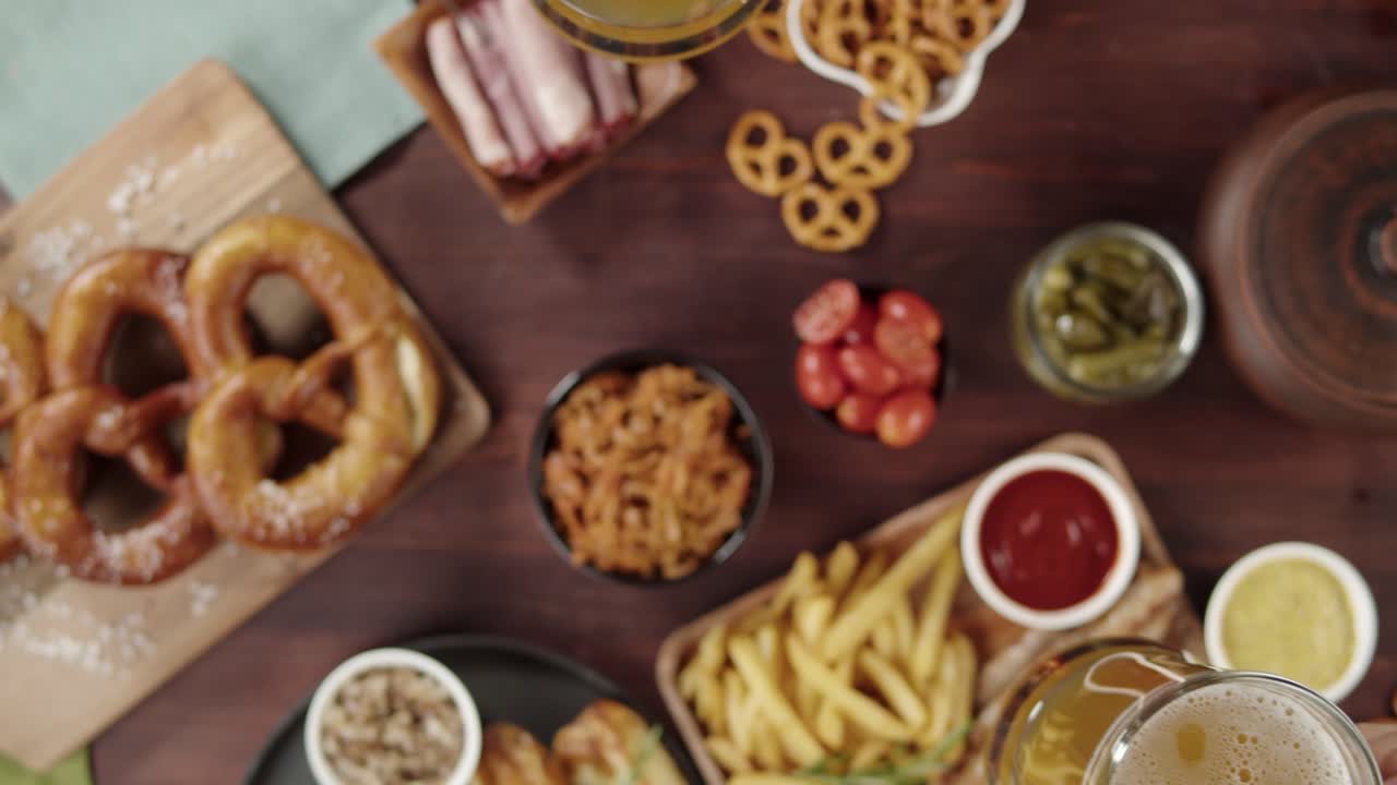 Vista dall'alto di cibo tradizionale tedesco e brindisi con birra