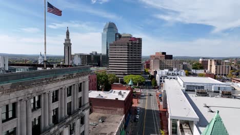 Empuje-Aéreo-Más-Allá-De-La-Bandera-Americana-En-La-Cima-Del-Edificio-En-Springfield,-Massachusetts