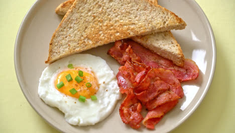 huevo frito con pan tostado y tocino para desayunar