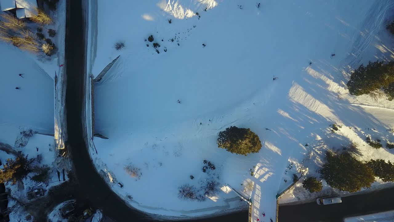 바쁜 슬로프에서 스키를 타는 사람들