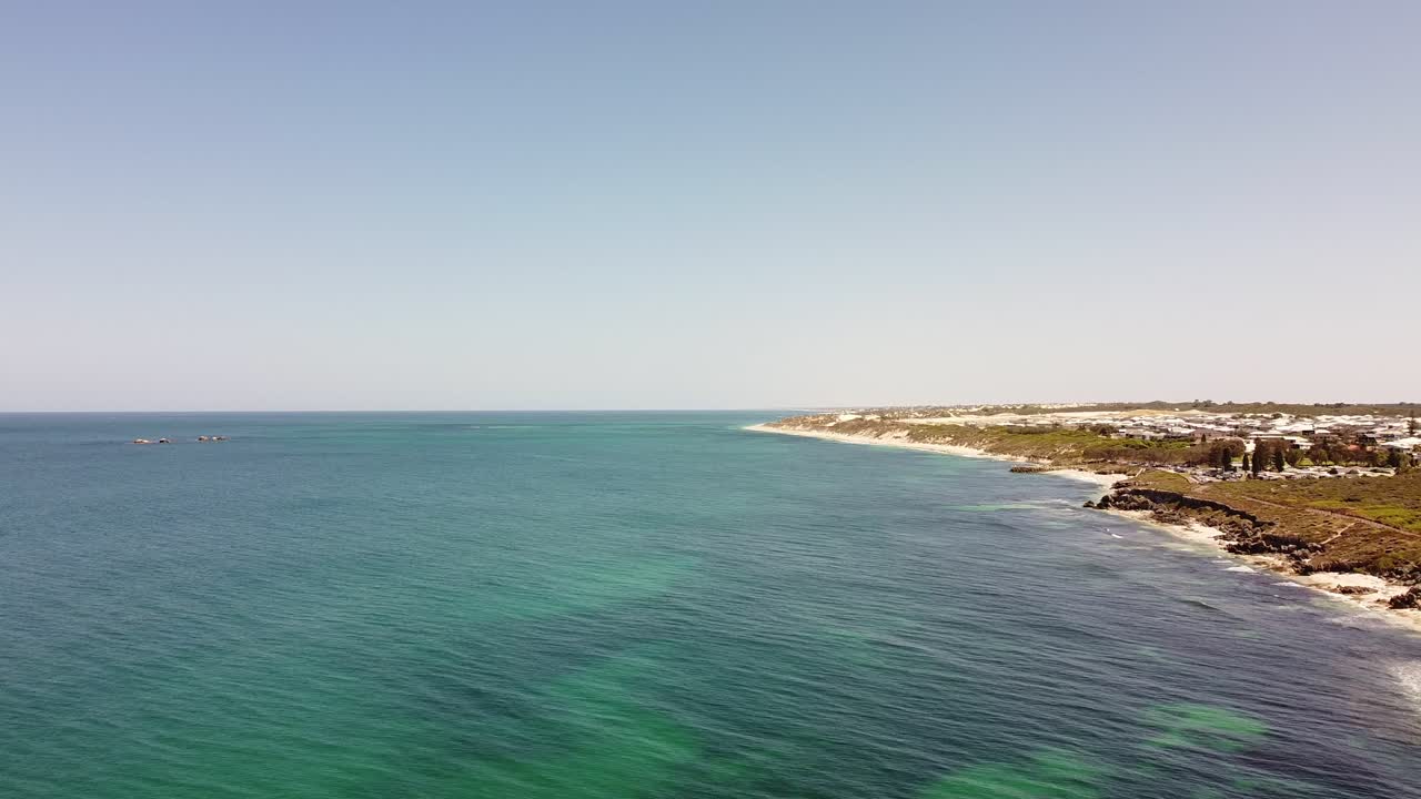 오스트레일리아 바다 산호초 의 육지 와 깊은 파란 물 위 의 공중 사진