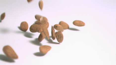 las almendras cayendo en cámara súper lenta