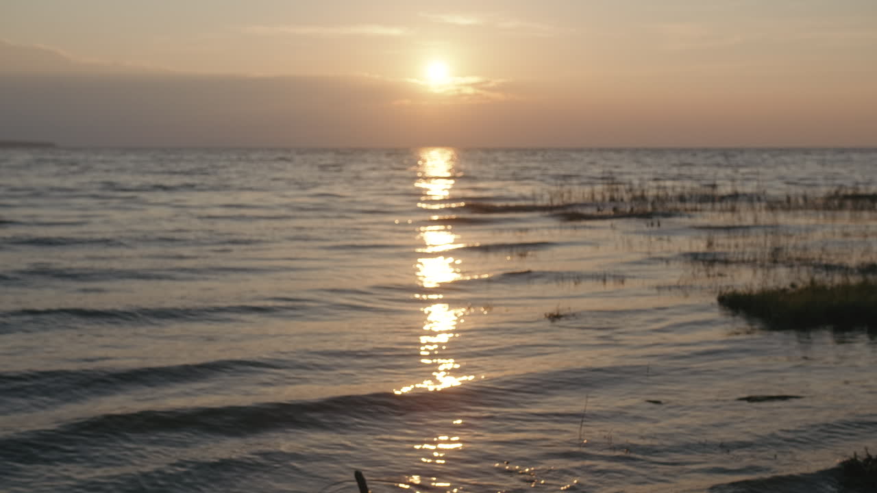 물 위에 해가 지는 것