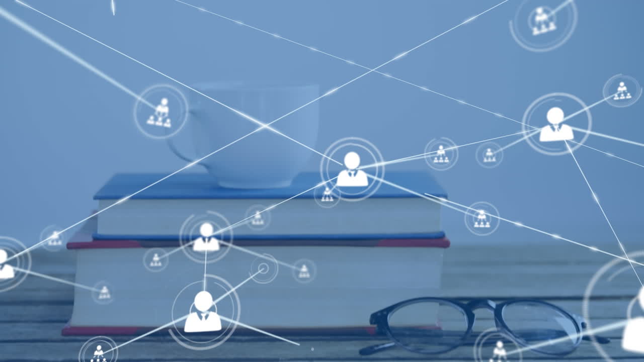 프로필 아이콘의 네트워크의 애니메이션과 나무 테이블에 있는 책들의 스택의 클로즈업