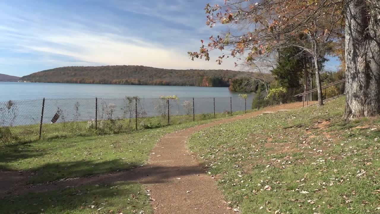 가을 아침에 컴벌랜드 강을 따라 이른 아침