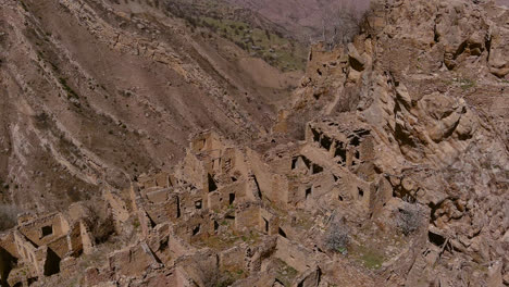 drone volando sobre la antigua ciudad fantasma abandonada en las montañas del cáucaso
