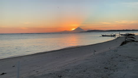 Orangefarbener-Sonnenuntergang-Hinter-Dem-Berg-Agung-Vom-Strand-Aus-Gesehen