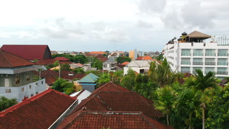 Rustikale-Dorfhäuser-Und-Grundstücke-Mit-Grünen-Bäumen-In-Legian,-Bali,-Indonesien---Drohnenaufnahme