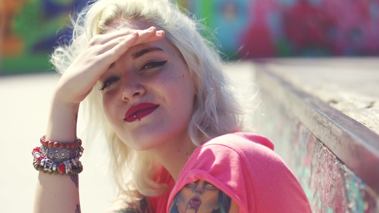 태양 을 쳐다보는 매력적 인 젊은 여자