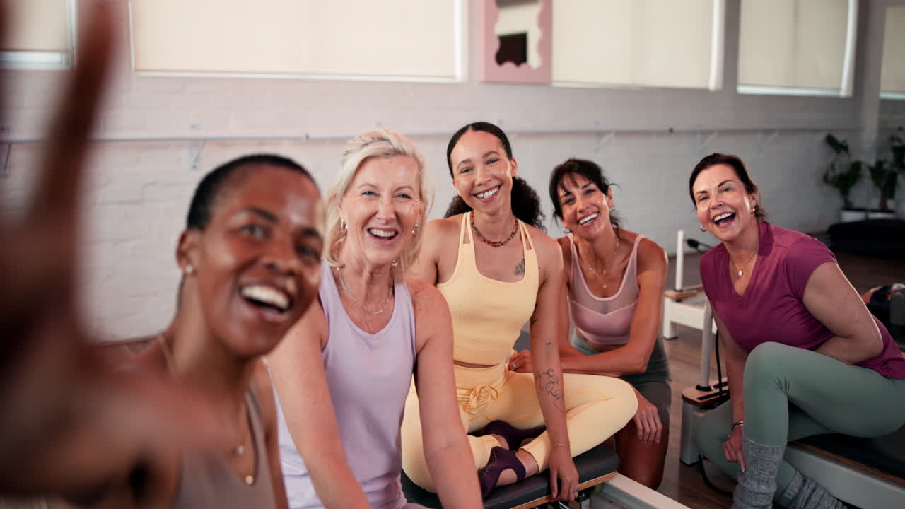 Gruppo di donne che si godono la lezione di Pilates