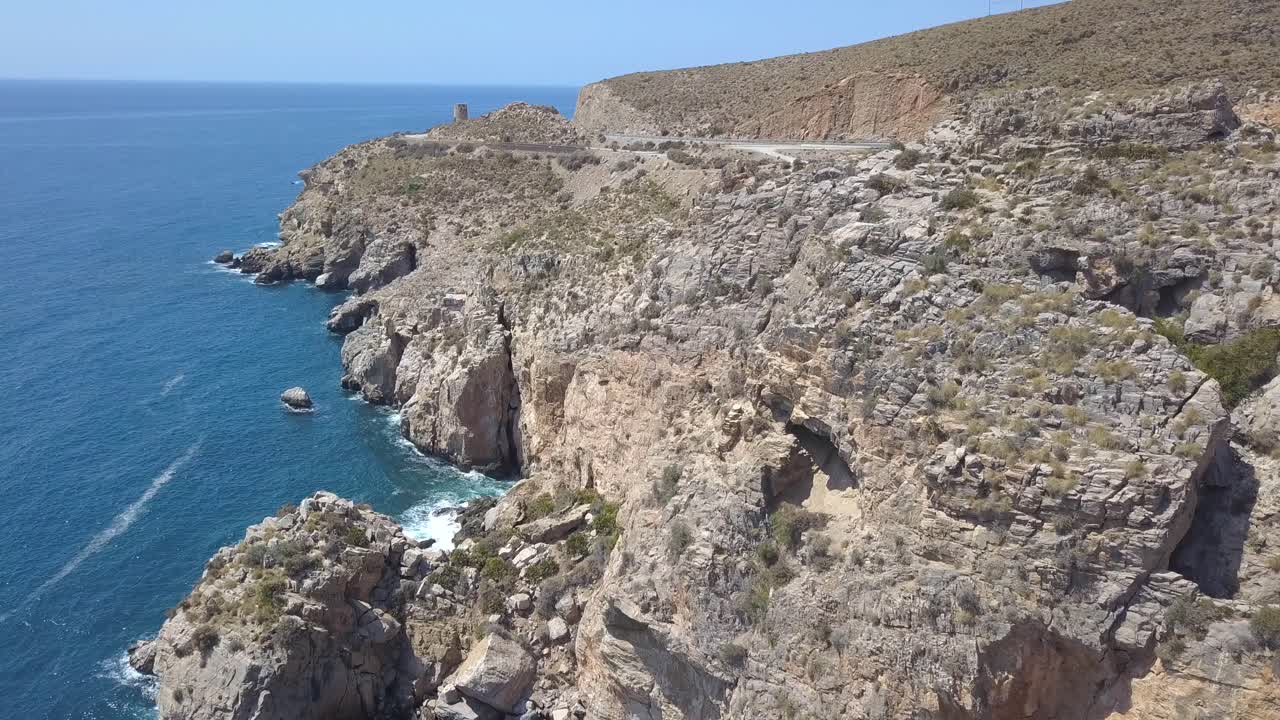 toma aérea de un gran acantilado rocoso en el mar mediterráneo en españa
