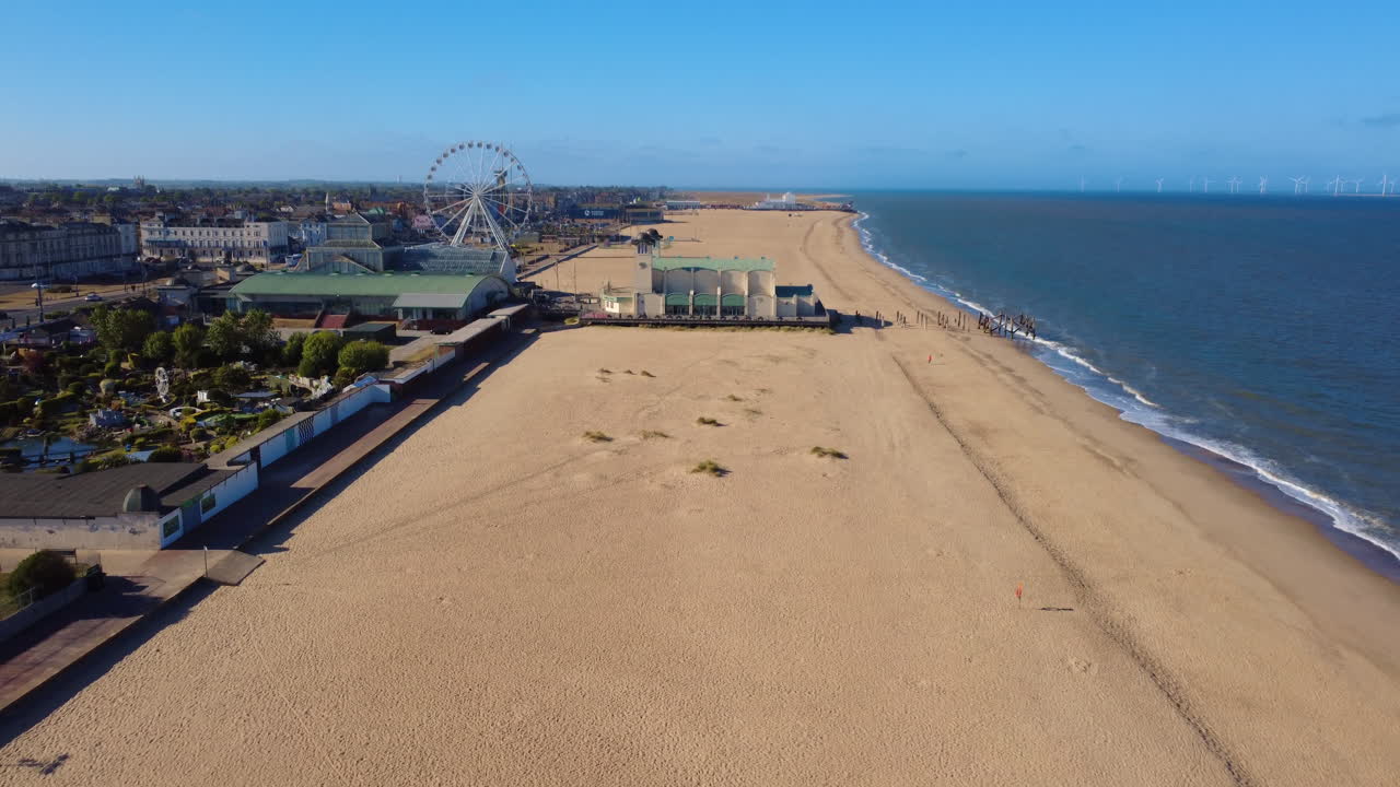 Great Yarmouth, Norfolk-kysten. Wellington Pier og strand, luftfoto med drone som stiger fremover. Ikonisk britisk kystby med historisk preg, med fornøyelsesattraksjoner og arkader, brygger bygget i viktoriansk tid i England.