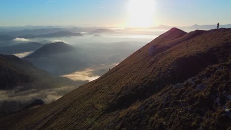 Drohnenflug-über-Wolkenmeer