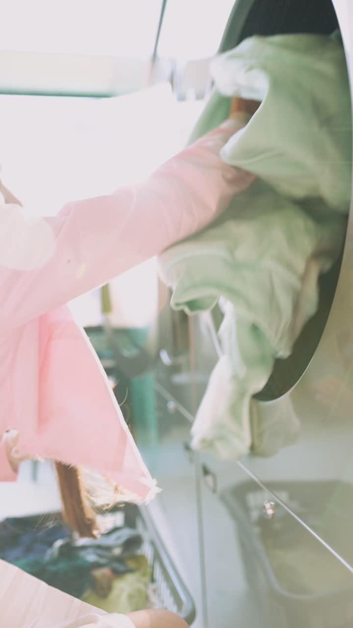 mujer lavando la ropa