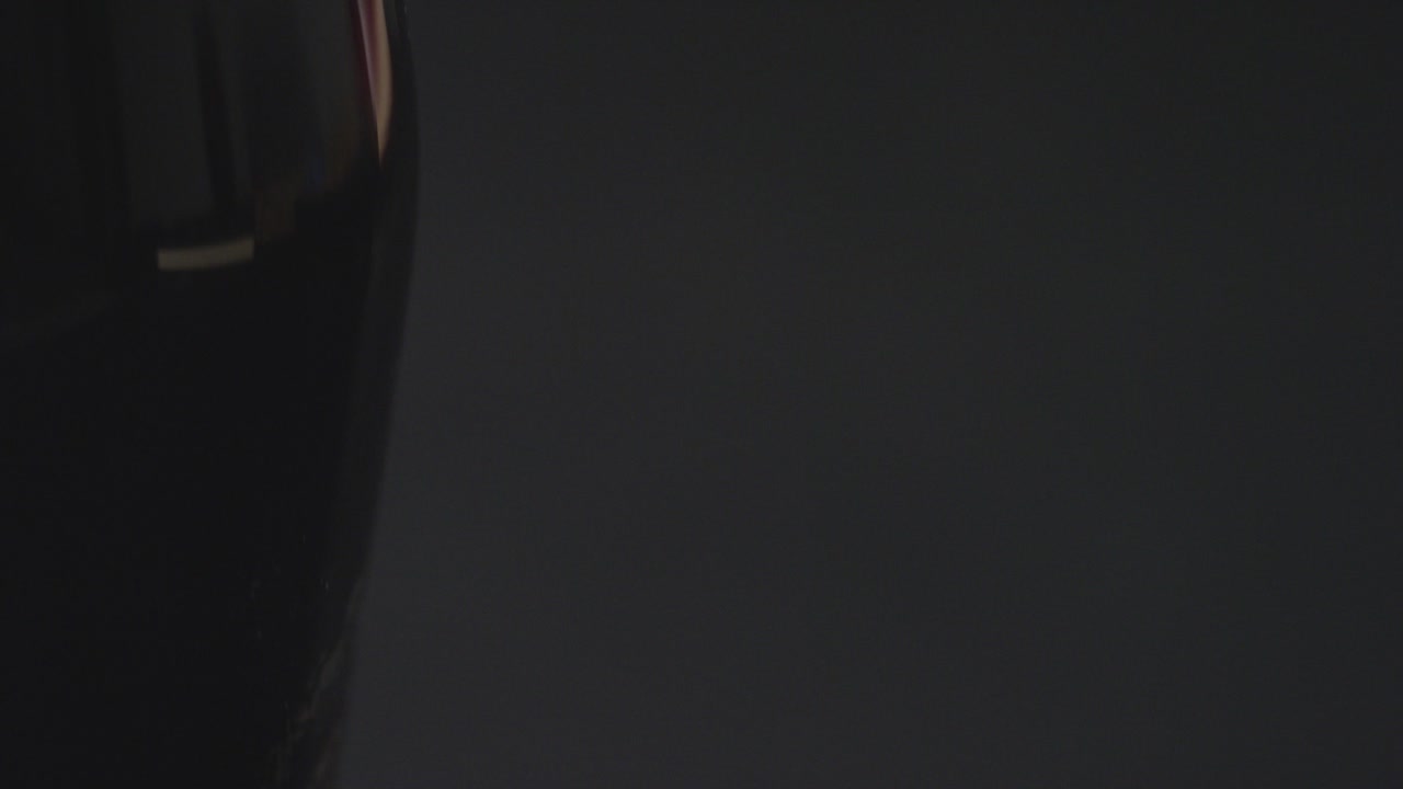 cerca de una pinta de cerveza negra irlandesa en vidrio para celebrar el día de san patricio 8