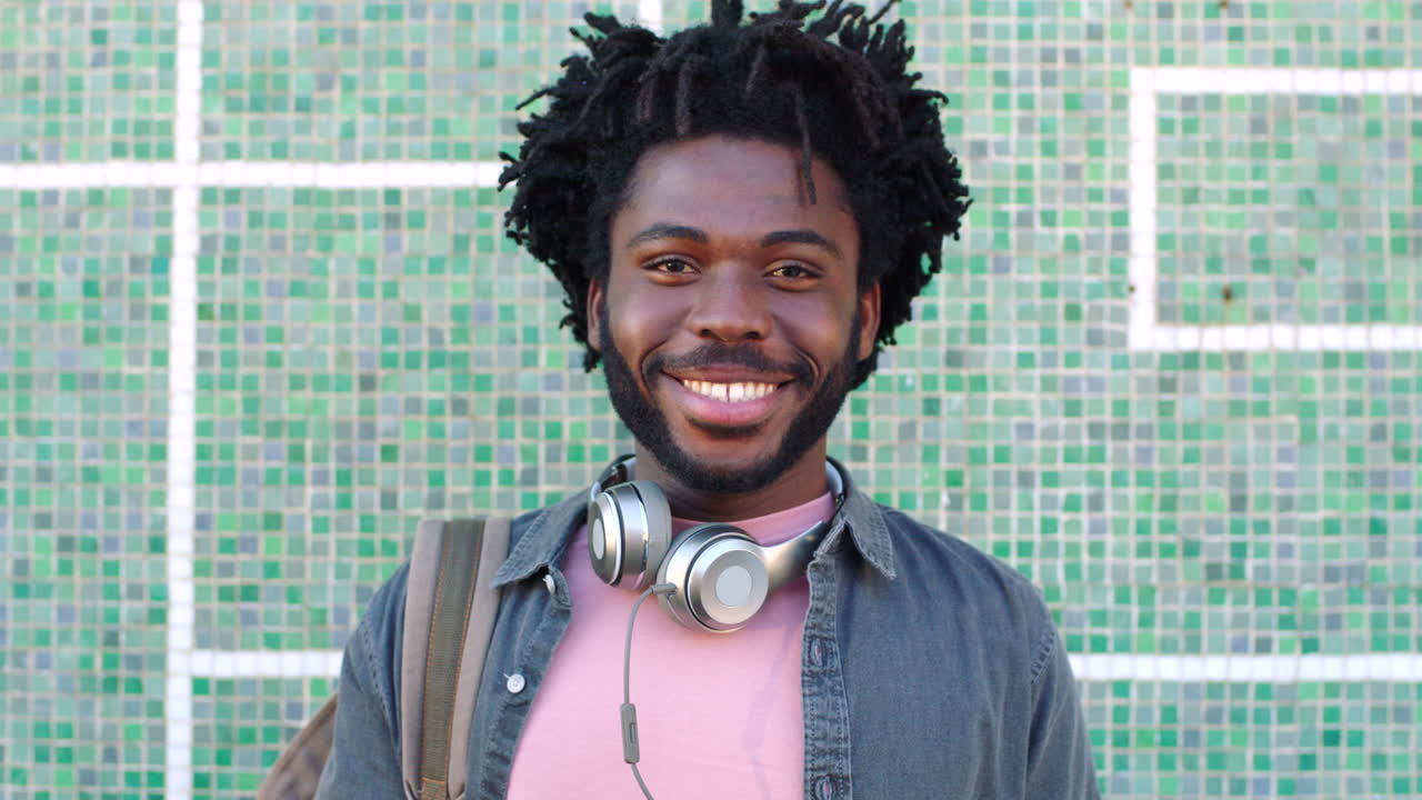 un joven estudiante masculino negro de moda con rastas
