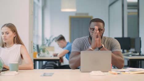 hombre molesto leyendo malas noticias en una computadora portátil en un espacio de trabajo