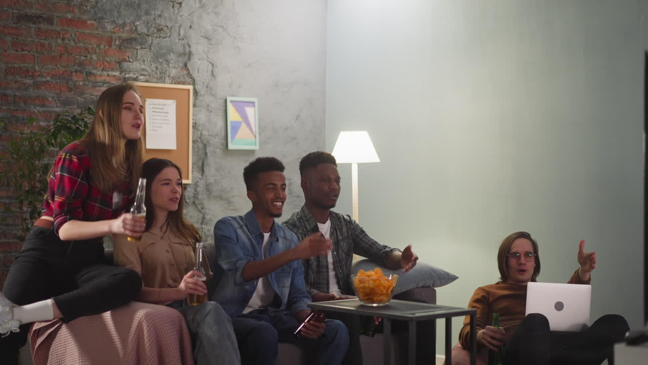 compañeros de grupo preocupados miran la dramática transmisión del campeonato