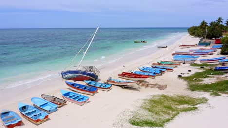 barcos de pesca locales varados en la aislada costa caribeña tropical