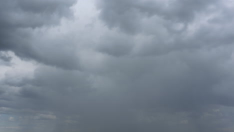 Timelapse-Dramático-De-Nubes-Grises-Que-Mueven-El-Cielo