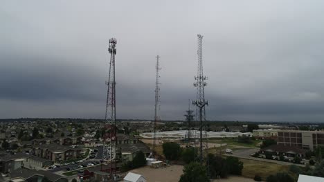 Vuelo-De-Drones-Que-Muestra-Torres-De-Radio