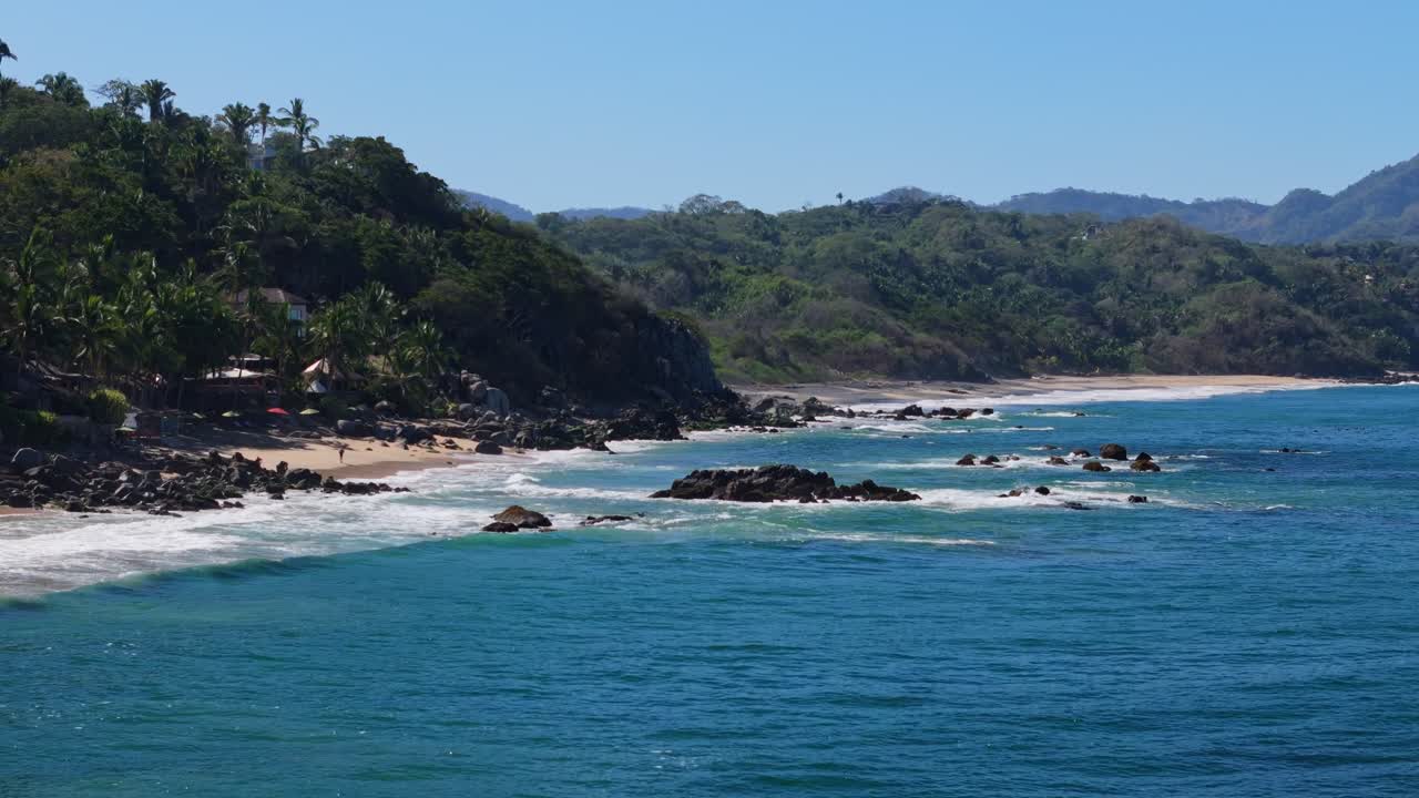 Palya Carricitos a Sayulita, Messico, vista da un drone che vola basso sull'acqua