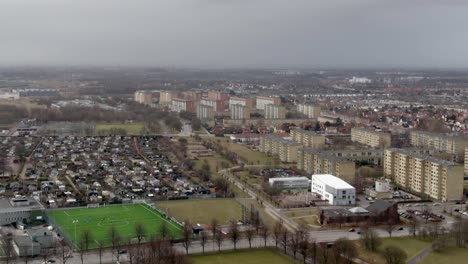 Inclinación-Aérea-De-Invierno-Hacia-Abajo-Sobre-Los-Suburbios-De-Malmo,-Suecia