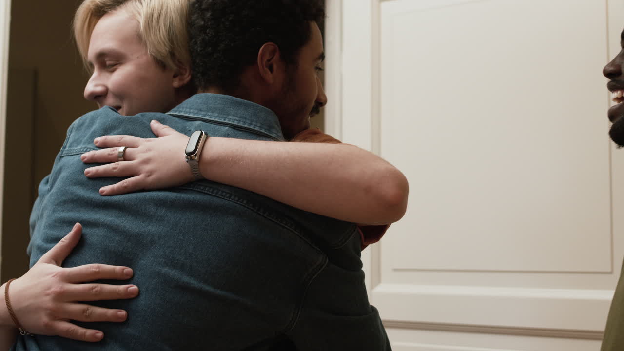 hombre saludando a sus amigos