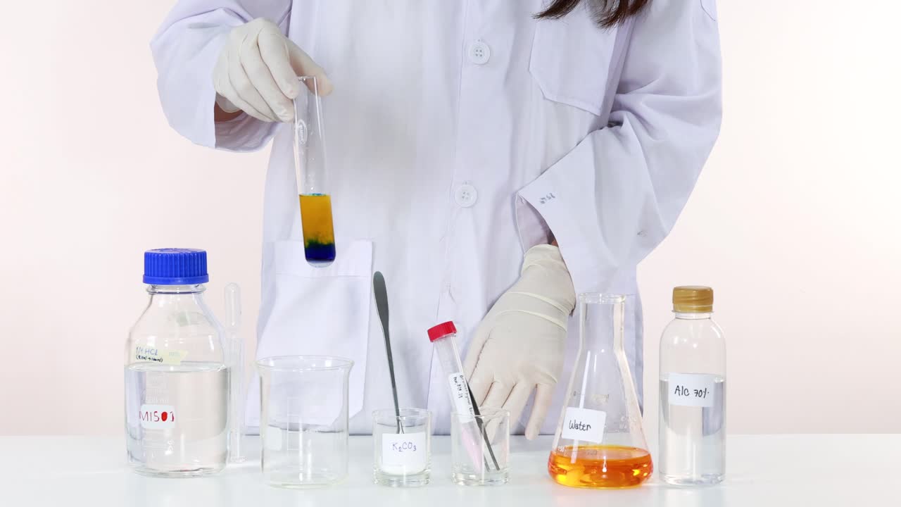 과학자는 활기찬 화학 반응 실험을 수행합니다.