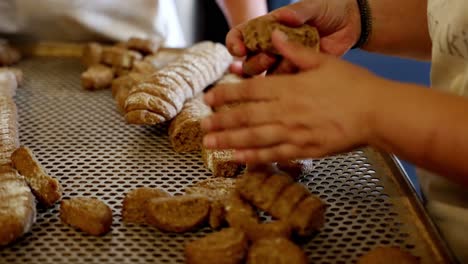 Primer-Plano-De-Manos-Haciendo-Bizcochos-Hechos-A-Mano,-Línea-De-Producción-De-Pasteles-Hechos-A-Mano