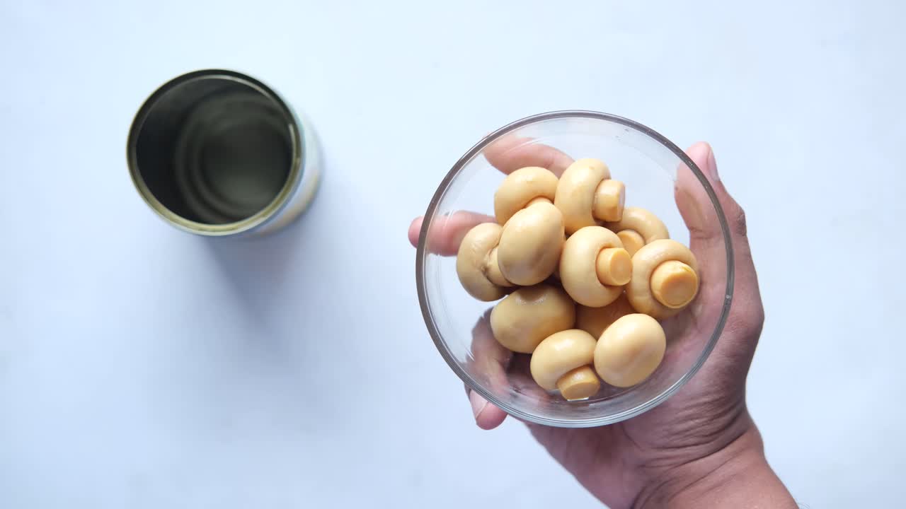 Funghi in Scatola in una Ciotola di Vetro