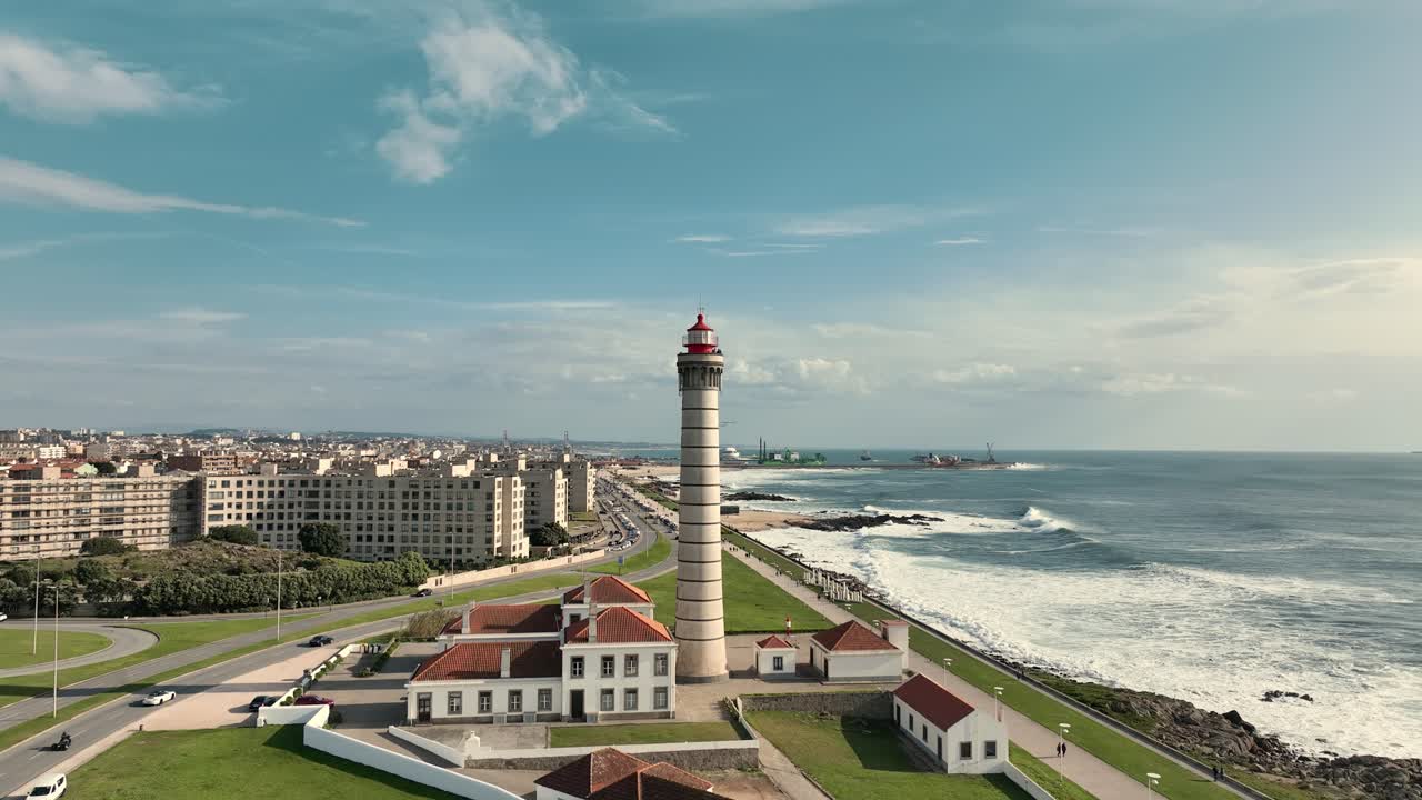 vista aérea sobre el faro de leça da palmeira, matosinhos con la ciudad y la costa detrás