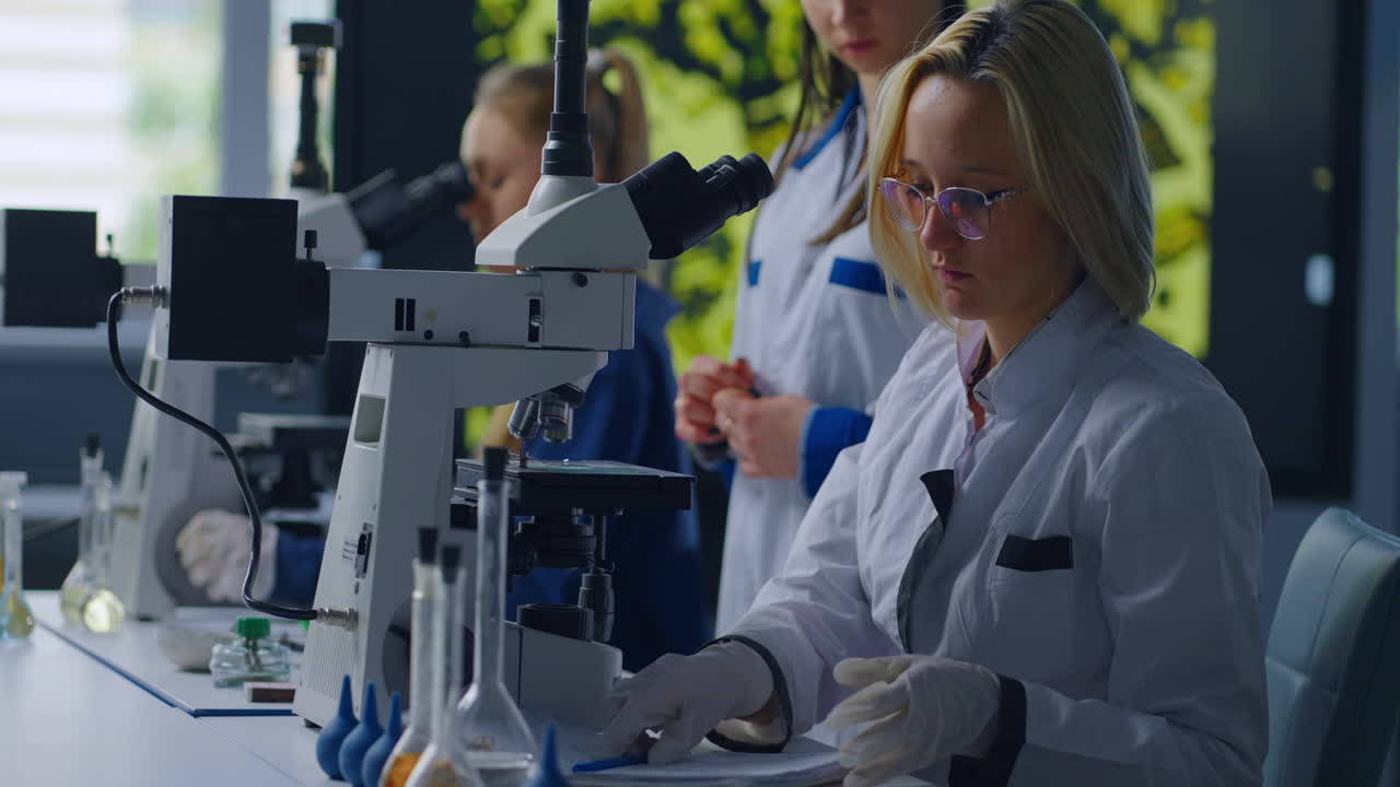 estudiantes y científicos en un laboratorio