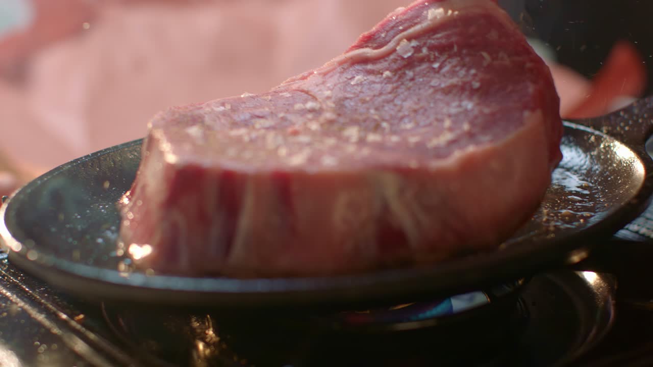 bistec jugoso asando en una sartén pequeña