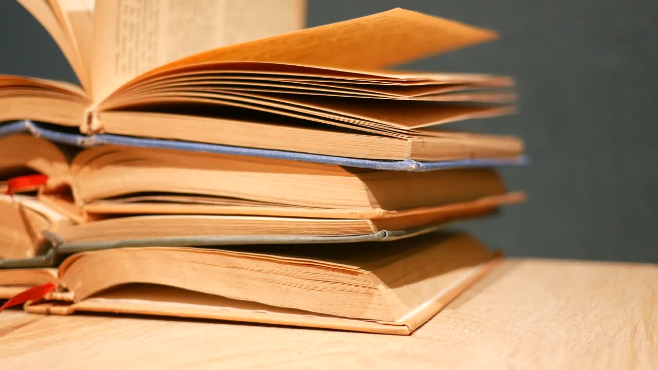 Una pila de libros viejos.