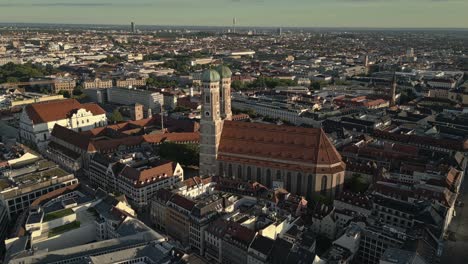 marienplatz muestra una mezcla de estilos bávaros tradicionales y arquitectura moderna