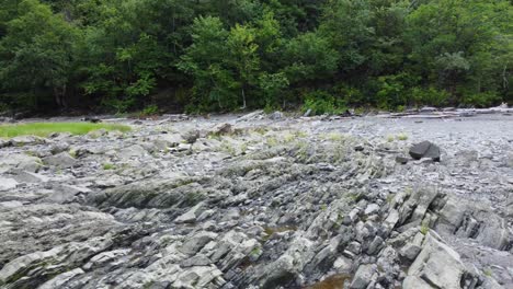 Terreno-Rocoso-Y-Accidentado-En-La-Costa-Del-Río-San-Lorenzo,-Quebec---Antena