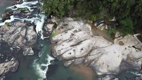 volando sobre la hermosa naturaleza campestre de ríos, cascadas y árboles de brasil