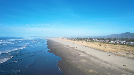 Disparo-Aéreo-De-Drones-De-4k-Flotando-Sobre-La-Playa,-Playa-De-Oregon-En-Un-Día-Soleado