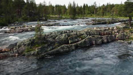 La-Cámara-Está-Girando-A-La-Derecha-Sobre-El-Río-Salvaje