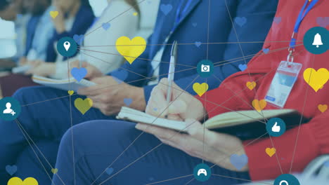 red de iconos digitales, iconos de corazón azul y rojo sobre la sección media de los empresarios tomando notas