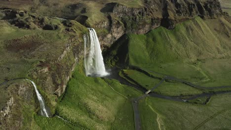 antigua costa antigua de islandia con cascada seljalandsfoss, antena