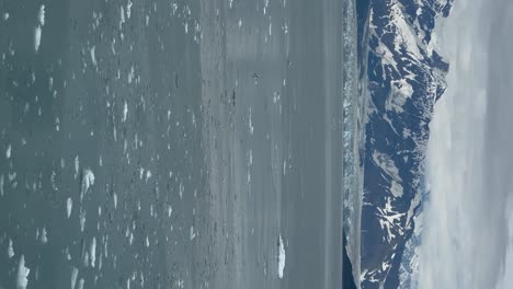 vista vertical del glaciar hubbard vista desde un crucero en la bahía de desenchantment, alaska
