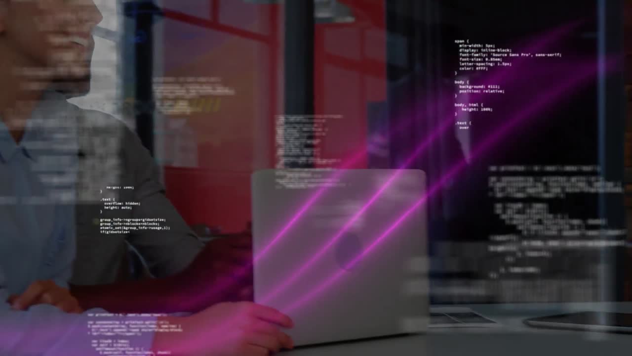 animación de un bucle de código de programación digital sobre colegas sonrientes de varias razas hablando en la oficina